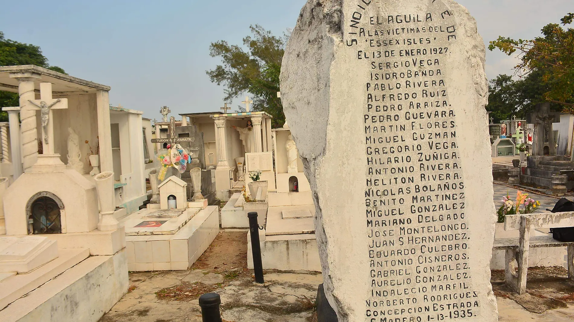 La Piedra de los Quemados está en el cementerio de Árbol Grande, es un monumento a una de las peores tragedias de Madero